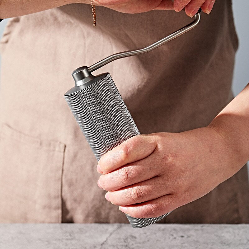 20g Manual Coffee Grinder Portable Coffee Machine Integrated Aluminum Body Wear-resistant 420 S/S Grinding Core Walnut Handle